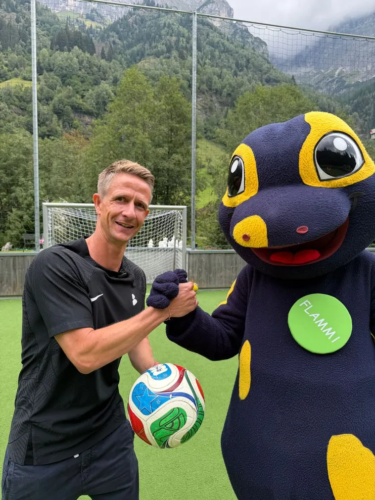 Flammi und Andreas Gschaider geben sich vor der Bergkulisse in Südtirol die Faust